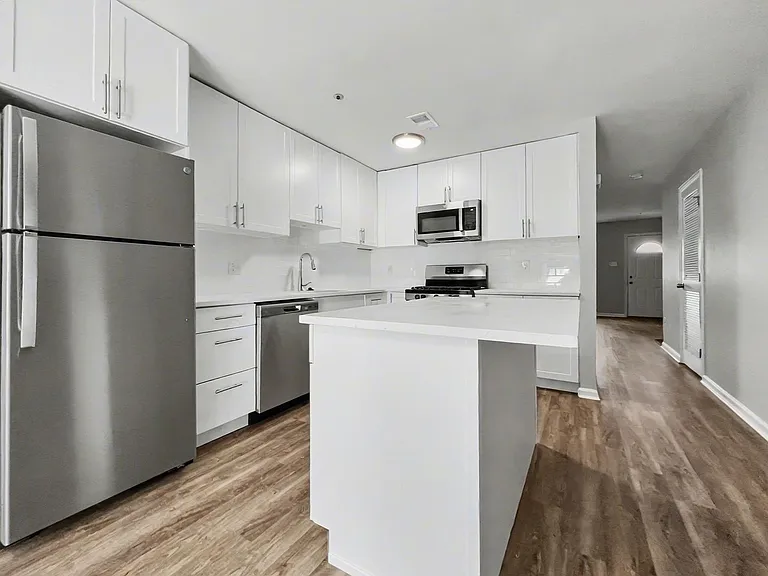 514-536 Crooked Ln — Photo 9