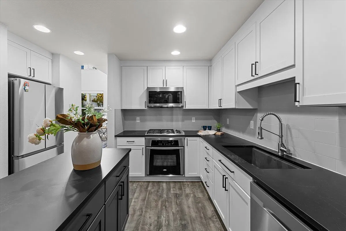 3 bed, 2.5 bath, 1899 sqft, $2,988 — Photo 4