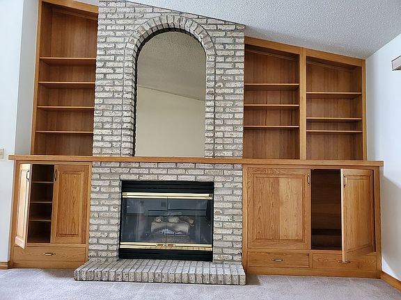 Gas Fireplace, Hickory Mntl.