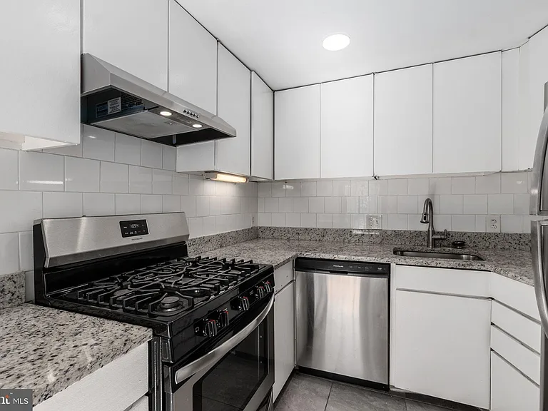 1722 Willard St NW #B — Photo 4