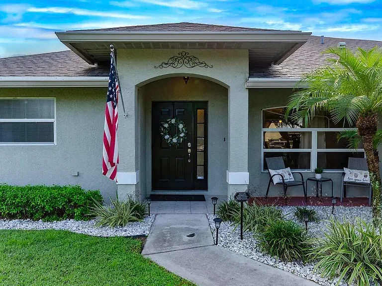 4557 SW Athena Dr — Photo 1