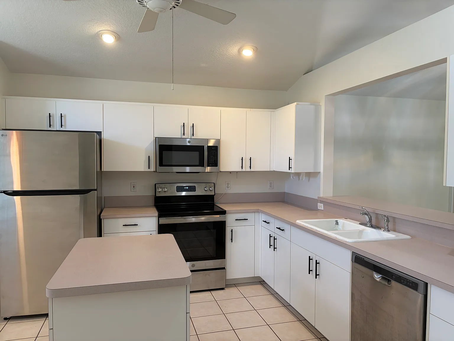 3 bed, 1470 sqft, $1,975 — Photo 2