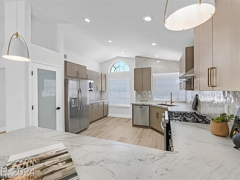 8 Barton Spring Cir — Photo 6