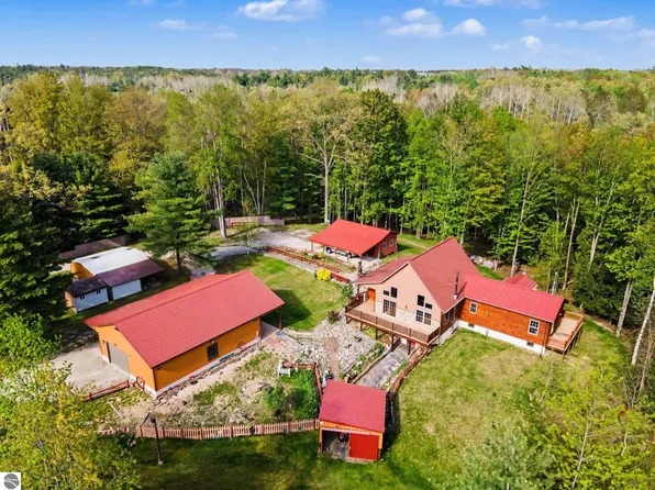1900 N Forest Lake Dr, Alger, MI 48610