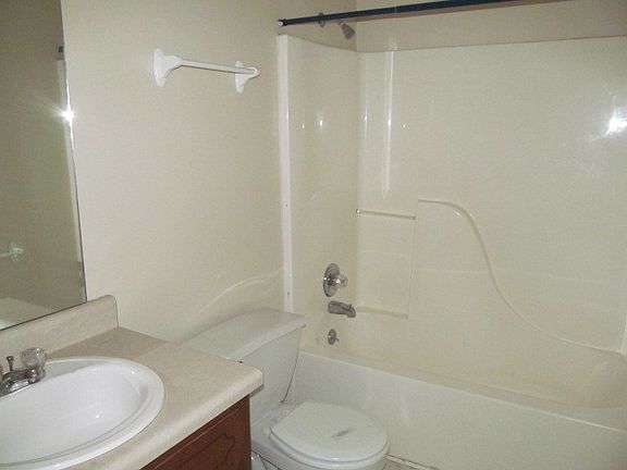 4th image of 304 Pioneer Dr