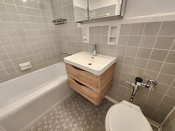4th image of 175 Willoughby St APT 10E