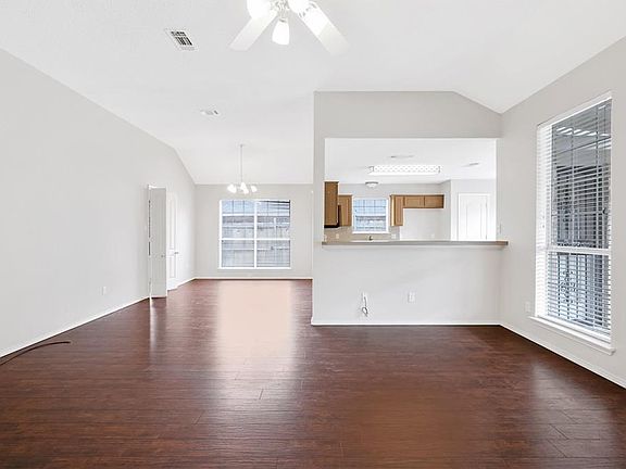 4th image of 2208 Green Stone Dr
