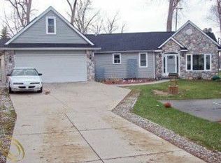 8866 Arlington Rd, White Lake, MI 48386