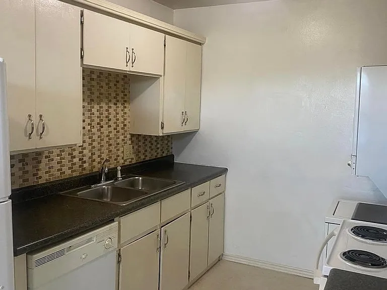 1602 SW B Ave — Photo 4