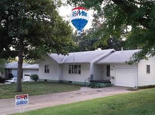 902 Sunrise Hill Dr, Junction City, KS 66441