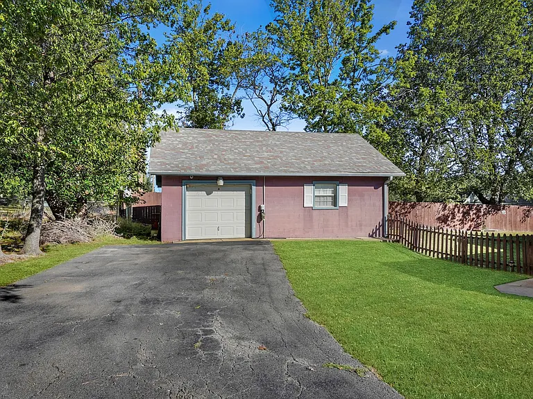710 Christmas Ln — Photo 4