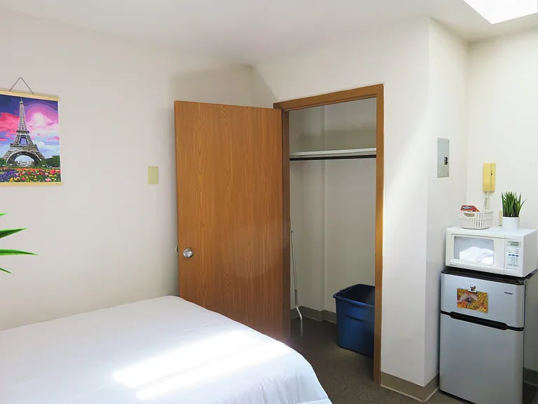 212 E State St — Photo 95