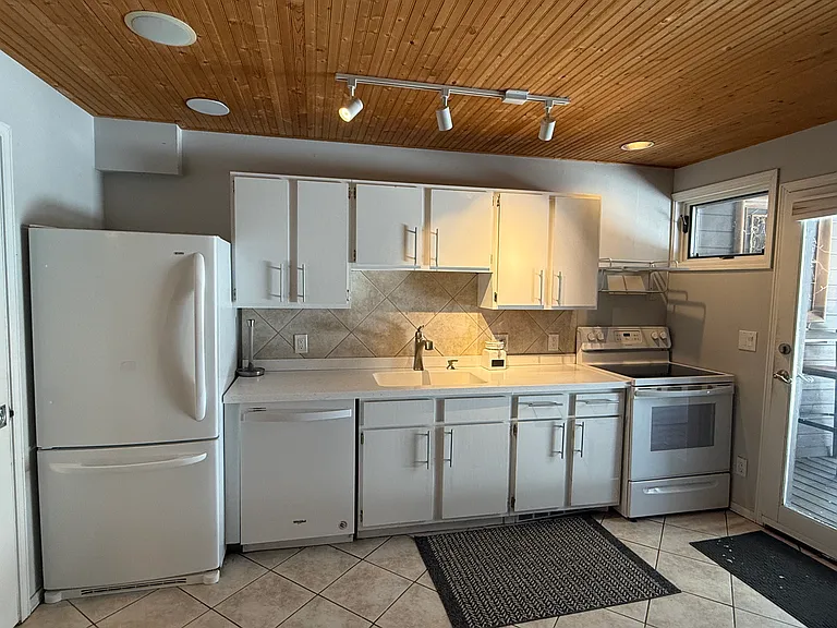 101 Forest Dr #D — Photo 3