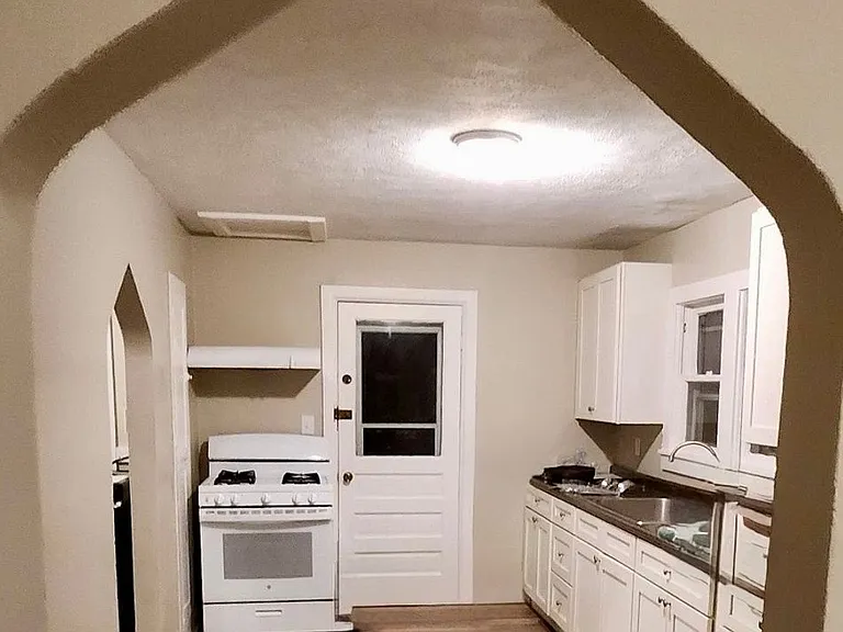 19-21 Bartlett Ave — Photo 8
