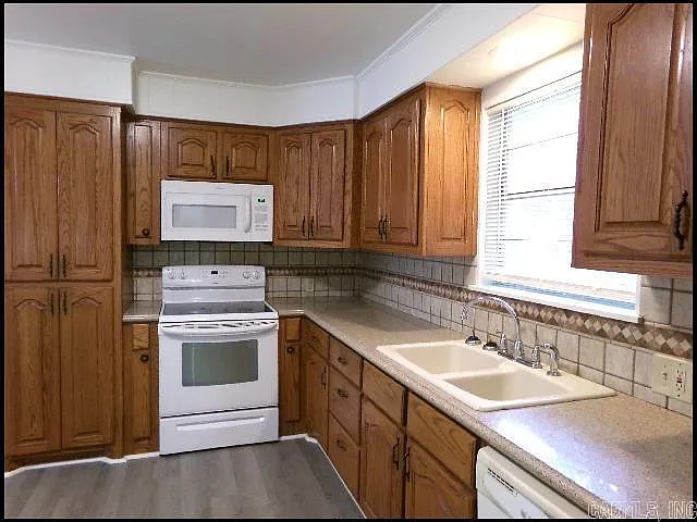 204 Dobbs St — Photo 4