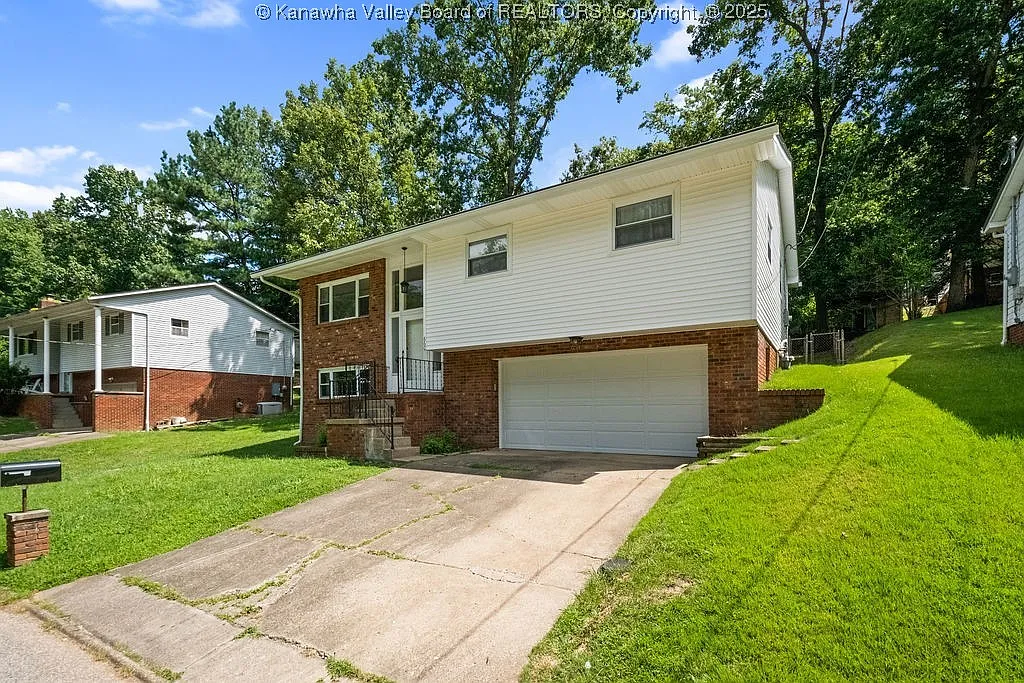 860 Whispering Way photo 1