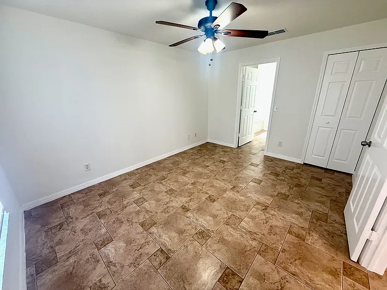 1241 Ermine St E — Photo 12