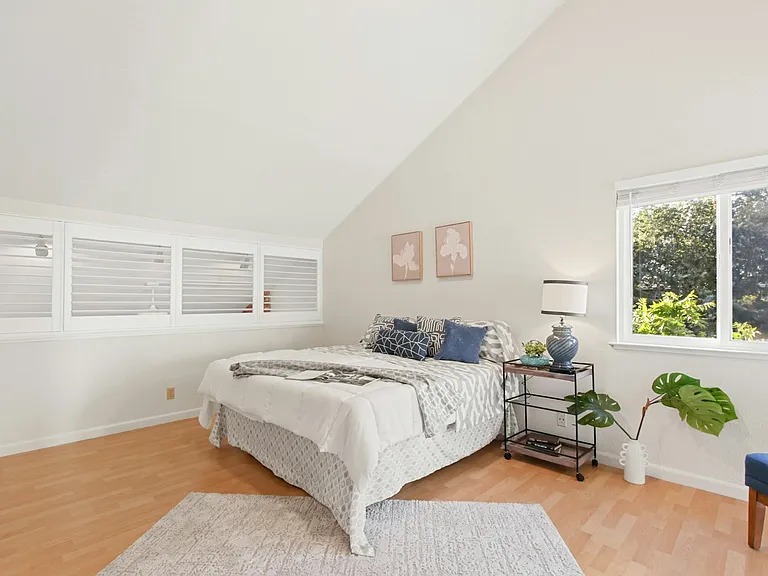 325 E 8th St #2 — Photo 5