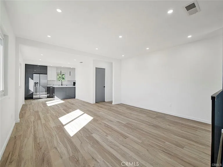 727 Robinson St — Photo 17