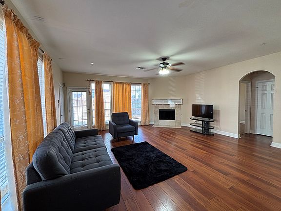5th image of 462 Richmond St
