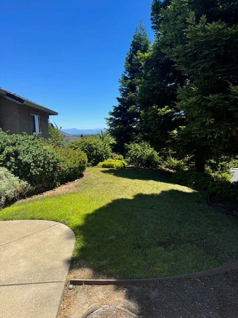 3 Bedroom Shasta Lake Home with Large Fenced Back Yard- Pets Considered — Photo 2