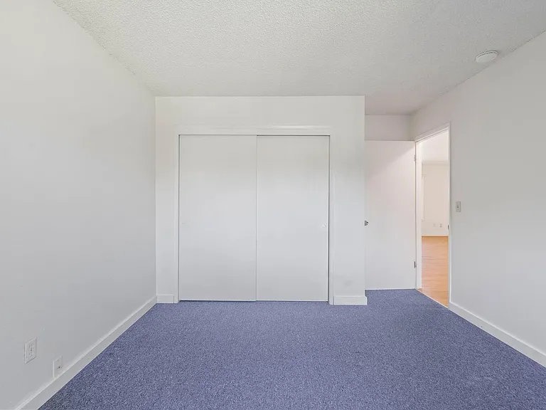 $500 off! Updated, upstairs 2-bdrm/1-bath triplex aptOn-site w/d, off-street parking, near downto... — Photo 20