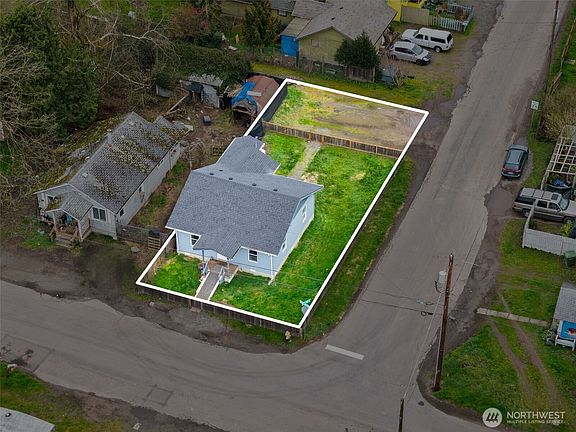 5th image of 313 Rosewood St