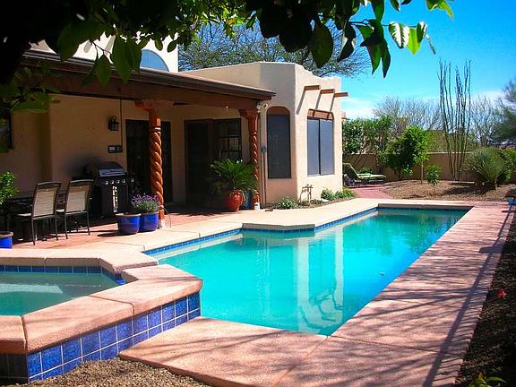 33ft self-cleaning pool