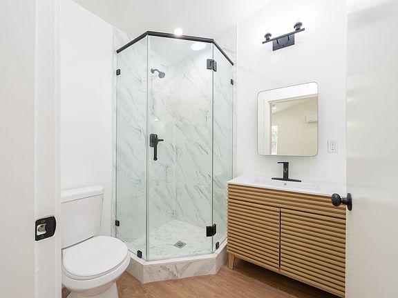 4th image of 459 S Van Ness Ave #4411-1/2