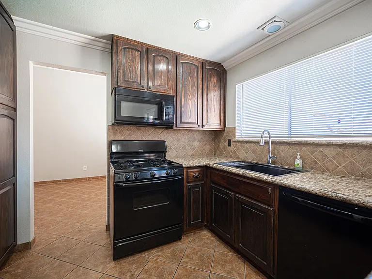 7660 Kalmalii Ave — Photo 17