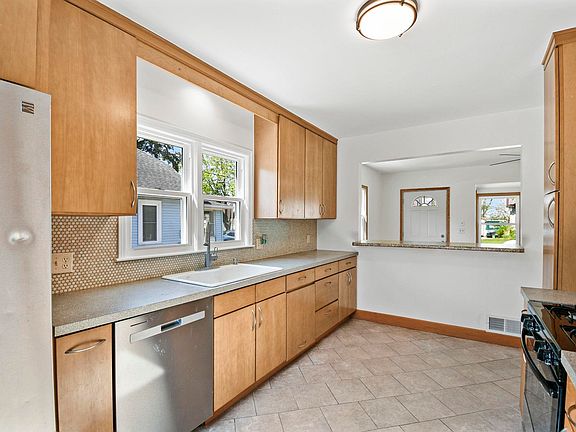 4th image of 640 Sutherland Ave