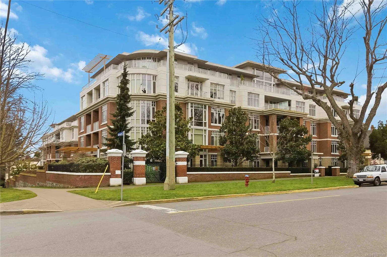 999 Burdett Ave #508 photo 1