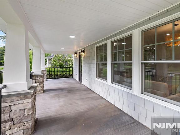 3rd image of 613 Hillcrest Road