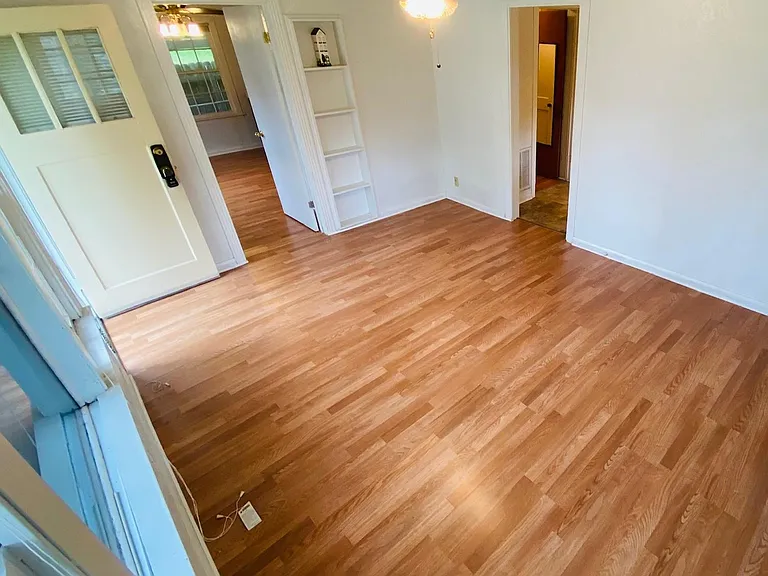 365 E Irby St — Photo 3