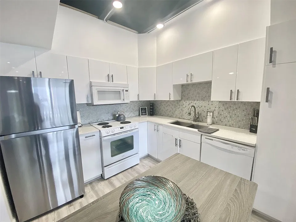 2016 Main St #1715