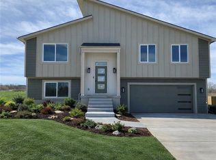 2112 SE Oak Ridge Dr, Oak Grove, MO 64075