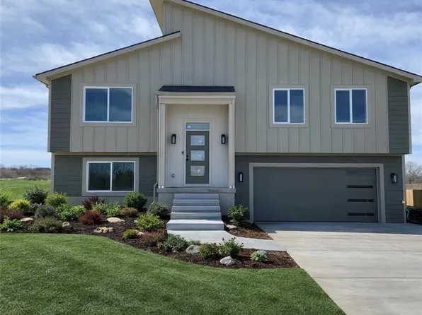 2112 SE Oak Ridge Dr, Oak Grove, MO 64075