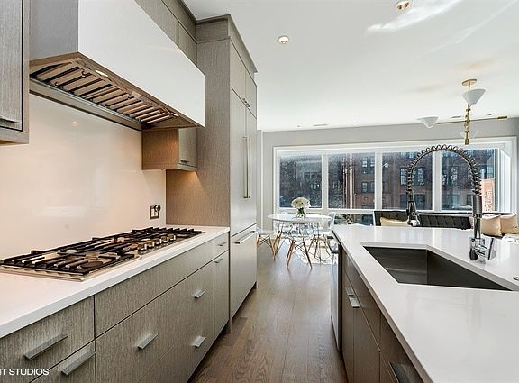 4th image of 945 N Ashland Ave #201