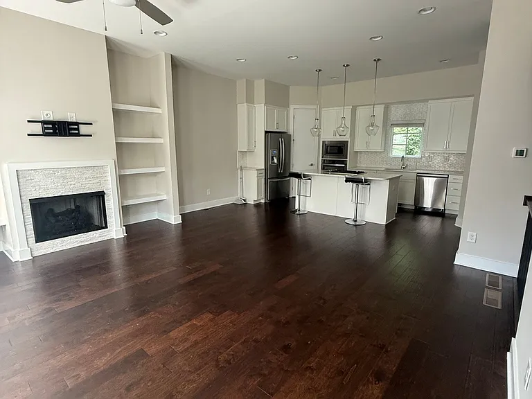733 Taylor Ct NE — Photo 3