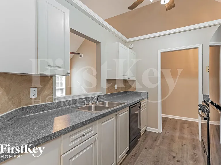 290 Saratoga Ct — Photo 7