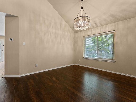 5th image of 2104 Lobelia Dr