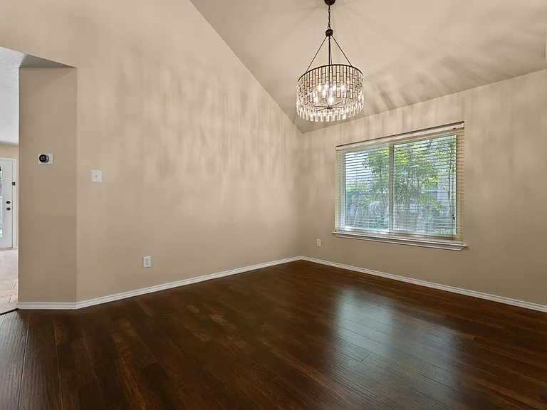 2104 Lobelia Dr — Photo 7