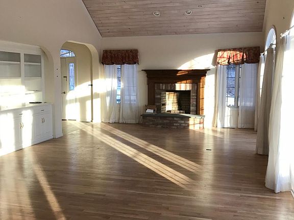 Great Room w/ Fireplace