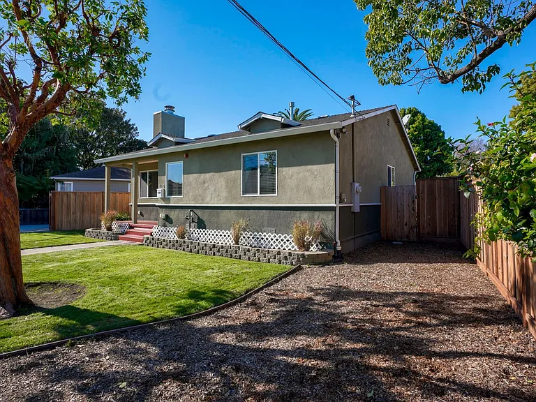 1621 Huron Ave — Photo 4