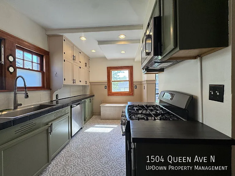 1504 Queen Ave N — Photo 13