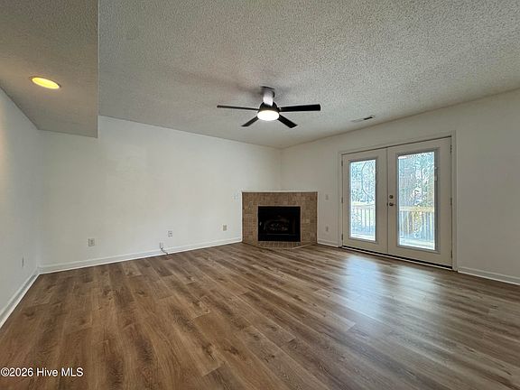4th image of 935 Birch Creek Dr