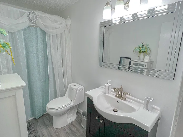 1242 Warwick Dr — Photo 6