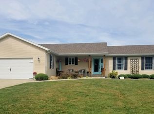 9200 E Topaz St, Effingham, IL 62401