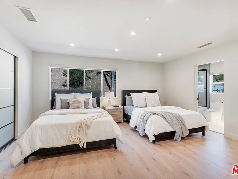 7966 Mulholland Dr — Photo 30