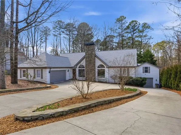 6120 Woodlake Dr, Buford, GA 30518